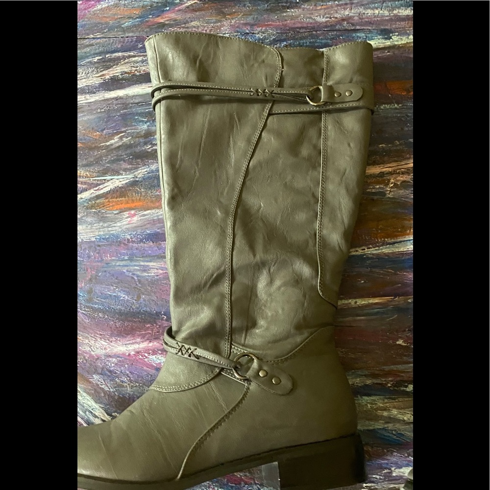 Grey boots Size 8 1/2 Great condition